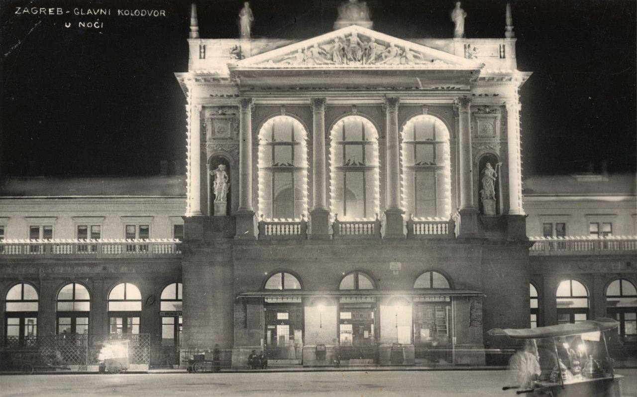 Glavni kolodvor oko 1930. godine, osvjetljeno pročelje